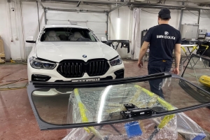 Замена лобового стекла BMW - изображение 1