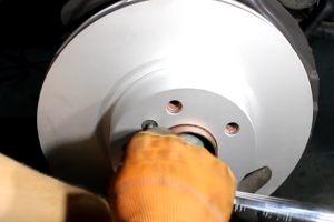 Замена тормозных дисков BMW 1 серия - изображение 1